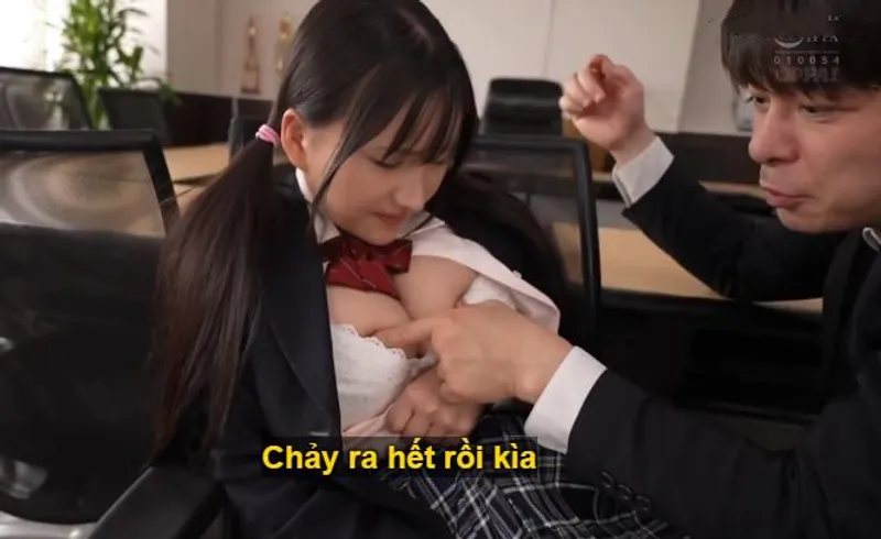Suốt 3 năm trời, thầy giáo rèn luyện cô học trò ngực khủng thành "chiếc bình đựng tinh"